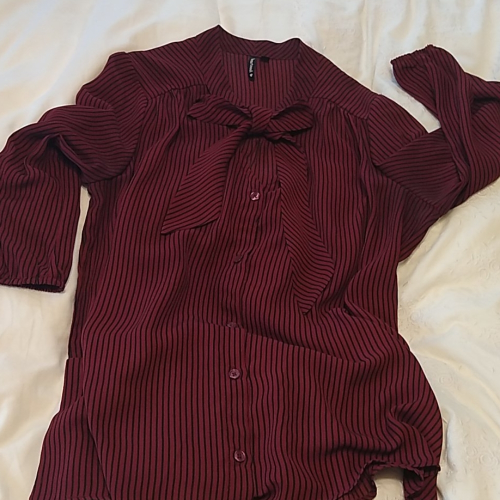 ⚠️5️⃣for💲3️⃣0️⃣⚠️ Maroon black striped tie blouse